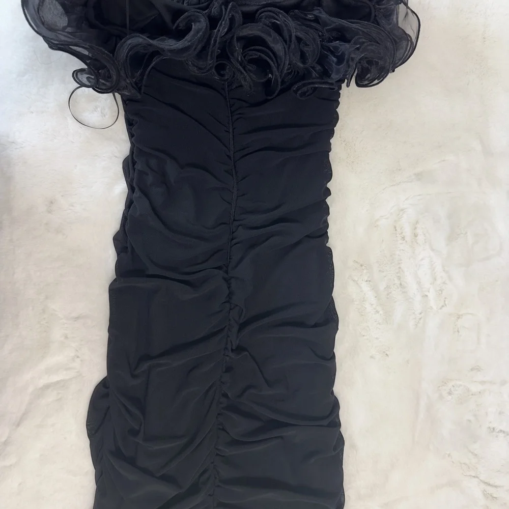 Elegant Black Strapless Dress - Picture 5 of 6